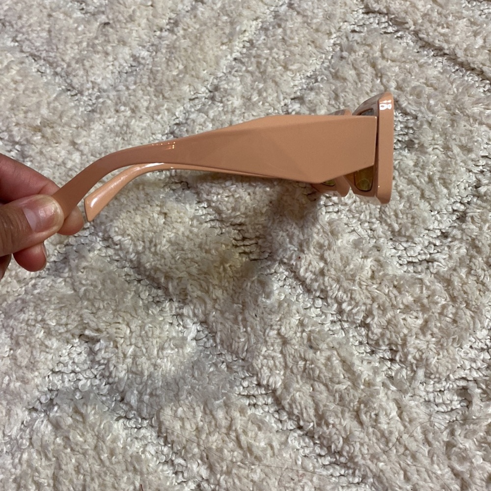 Cream color sunglasses - Picture 3 of 4